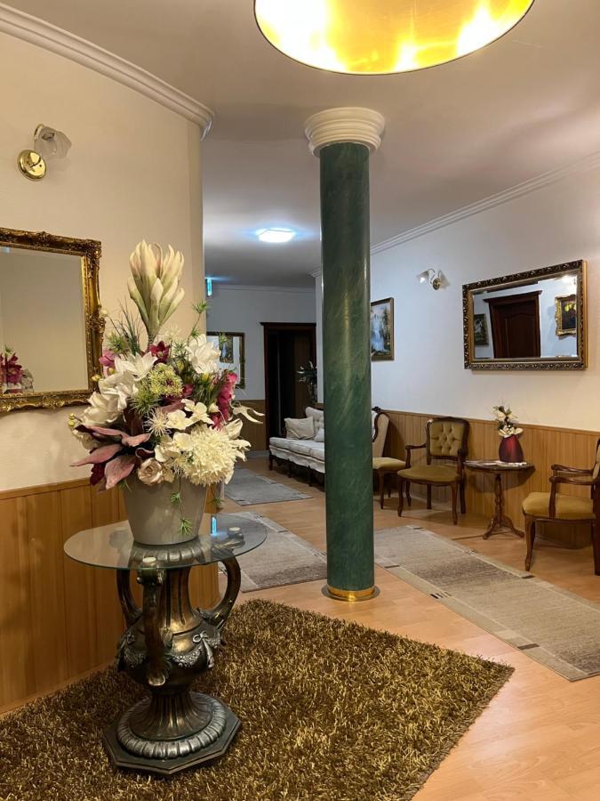 Hotel Bolero Győr Buitenkant foto